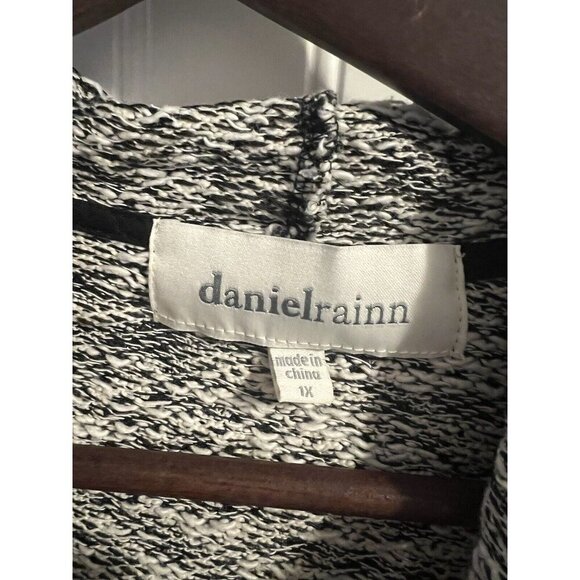 Women’s Open Cardigan By Daniel Rainn Size 1X Long Back And White Geometric - Picture 4 of 6